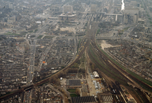 831995 Luchtfoto van de Daalsetunnel en omgeving te Utrecht met op de voorgrond de bedrijfsgebouwen van de Nederlandse ...